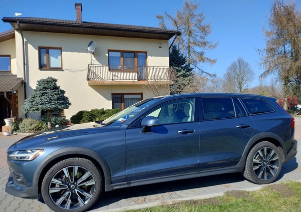 Volvo V60 Cross Country cena 149700 przebieg: 26000, rok produkcji 2021 z Margonin małe 277